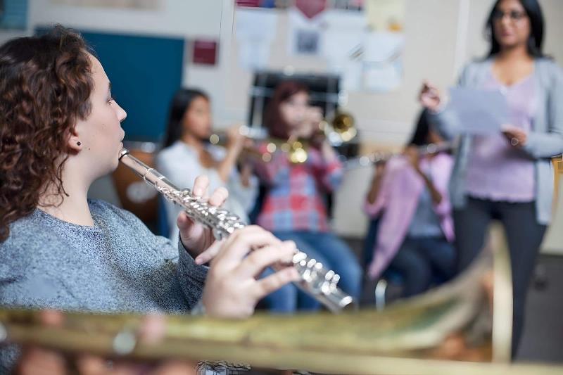 Personne écoutant de la musique classique activement pour débuter l’apprentissage